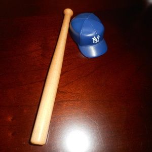 MINI NY YANKEES HELMET AND WOOD BAT